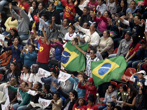30/11/20104 – No interior do Estádio Azteca fãs exibem bandeiras do Brasil no velório de Roberto Bolaños (Foto: Alfredo Estrella/AFP)