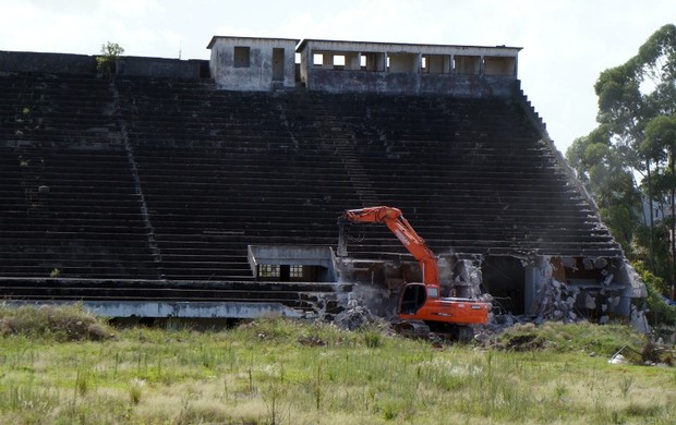 Estádio dos eucaliptos, arquibancada demolida (Foto: Diego Guichard/Globoesporte.com)