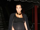 Grávida, Kim Kardashian deixa restaurante dirigindo carrão