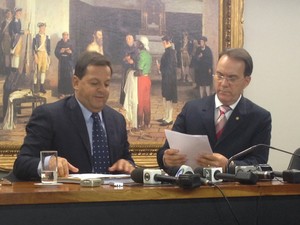 O deputado Sérgio Zveiter (esq.) entrega o relatório em que pede a cassação de Natan Donadon (Foto: Isaura Borba / G1) O deputado Sérgio Zveiter (esq.) entrega o relatório em que pede a cassação de Natan Donadon (Foto: Isaura Borba / G1)
