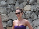 De férias, Jessica Alba troca de biquíni e exibe marquinha em praia
