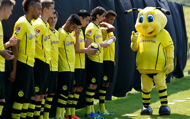 Mascote apresentação Borussia Dortmund (Foto: Reuters) Mascote apresentação Borussia Dortmund (Foto: Reuters)