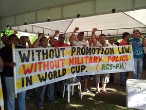 Com faixas em mãos, PMs do RN dizem que se não houver promoção dos praças não haverá policiamento na Copa (Foto: Sérgio Costa)