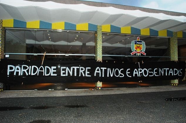 Servidores colocaram faixas com protesto em frente à reitoria da UFSC (Foto: Sintufsc/Divulgação)