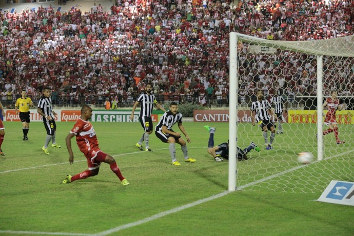 CRB x Botafogo, em Maceio; gol de Isac (Foto: Jonathan Lins/GloboEsporte.com)