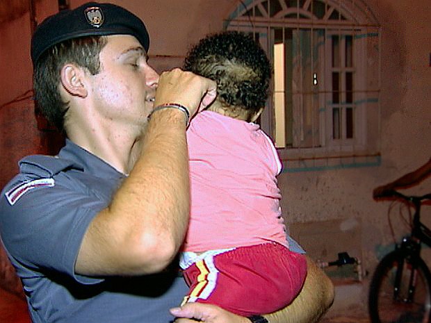 Bebê de oito meses estava sozinho em casa foi resgatado por policiais, em Vitória. (Foto: Wagner Martins/TV Gazeta)