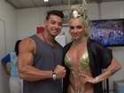 Juju Salimeni vai com marido sarado a desfile das campeãs no Rio