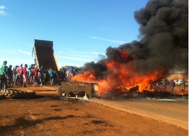 Manifestantes bloqueiam BR-251, em Cristalina, Goiás (Foto: Gabriel Ciaffrei/ TV Anhanguera)