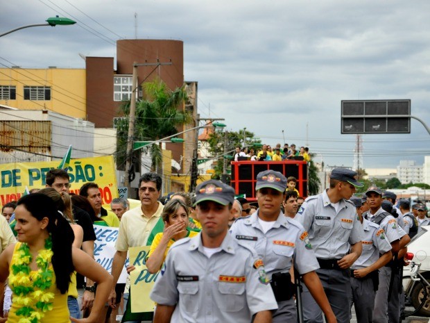 ManifestaÃ§Ã£o foi toda acompanhada por policiais militares em CuiabÃ¡. NÃ£o houve ocorrÃªncias. (Foto: Carlos Palmeira / G1)