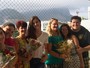 Camila Queiroz e colegas de 'Êta mundo bom' se reúnem com mães 