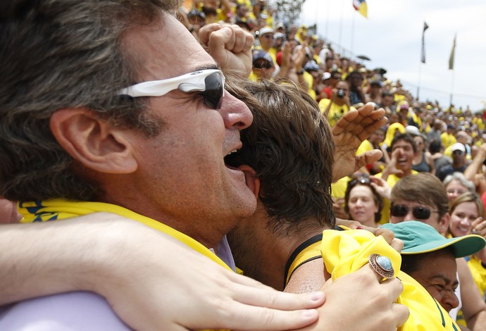 Bruno Schmidt abraça o pai Luiz Felipe Schmidt após título em São Paulo (Foto: Divulgação/FIVB)