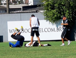 Neymar santos treino caído (Foto: Lincoln Chaves)