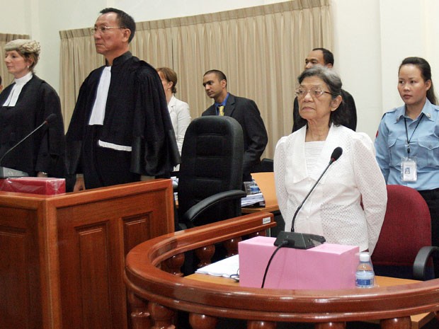 Ieng Thirith em foto de maio de 2008 em audiência estraoridnária no Tribunal do Camboja, em Phnom Penh (Foto: Heng Sinith/AFP)