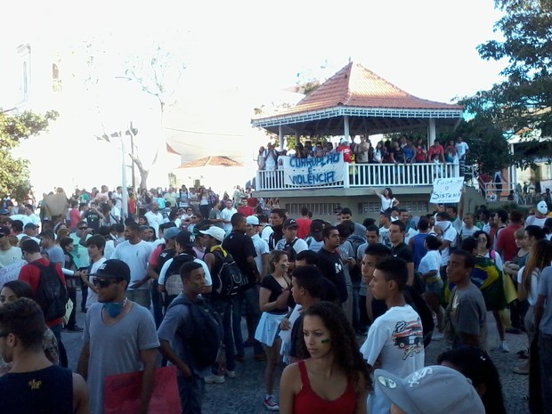 Centenas de pessoas reunidas na praça Porto Rocha (Foto: João Phelipe Soares / G1)