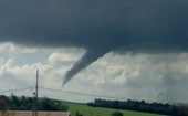 Homem flagra tornado 
no Norte do Paraná (Reprodução/RPCTV)