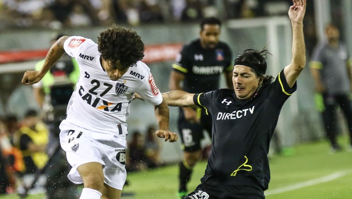 Luan recebe combate de Valdés na partida entre Colo-Colo e Atlético-MG, pela Libertadores (Foto: Bruno Cantini/Atlético MG) Luan recebe combate de Valdés na partida entre Colo-Colo e Atlético-MG, pela Libertadores (Foto: Bruno Cantini/Atlético MG)