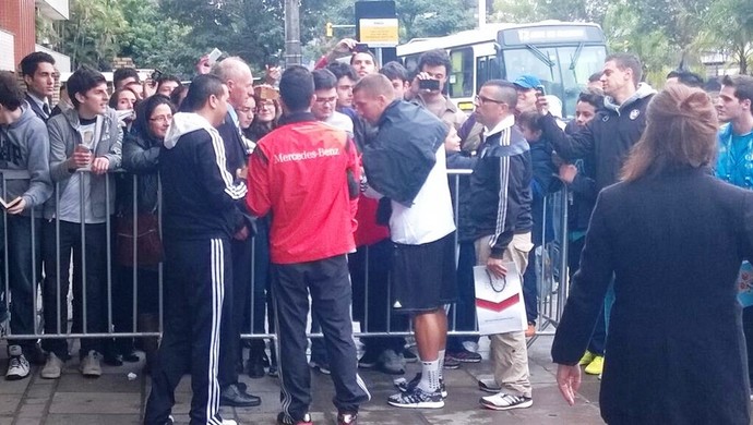 Podolski volta ao hotel da Alemanha (Foto: Thiago de Lima/GloboEsporte.com)