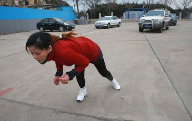 Em 2012, a chinesa Xu Huijun, de 1,59 metro e 50 quilos, puxou duas caminhonetes, totalizando 4,5 toneladas, usando apenas o cabelo. Xu arrastou os veículos com um cabo preso ao seu cabelo em Dalian, na província de Liaoning (Foto: Reprodução)