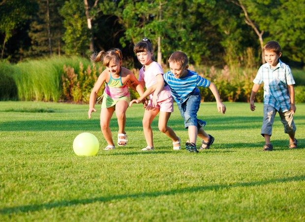 Crianças que praticam atividades físicas são mais inteligentes - Revista  Crescer | Crescer Inteligente por Sustagen Nutriferro