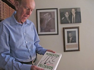O ex-deputado Carlos Murilo, em sua casa, em Brasília, com exemplar do livro que escreveu sobre JK (Foto: Laura Tizzo / G1) O ex-deputado Carlos Murilo, em sua casa, em Brasília, com exemplar do livro que escreveu sobre JK (Foto: Laura Tizzo / G1)