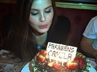 Camila Queiroz ganha bolo de aniversário: 'Que dia, que energia'