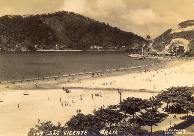 Praia do Gonzaguinha, em São Vicente, na década de 50, com faixa de areia mais extensa. (Foto: Divulgação / Acervo Prefeitura de São Vicente)