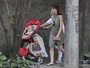 Mariana Gross passeia com o filho no carrinho em bairro do Rio
