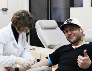 Rodrigo Gral Chapecoense doação sangue (Foto: Aguante Comunicação/Chapecoense)
