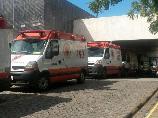 Nesta terça-feira (12), oito ambulâncias estavam presas no Walfredo Gurgel (Foto: Camila Torres/Inter TV Cabugi)