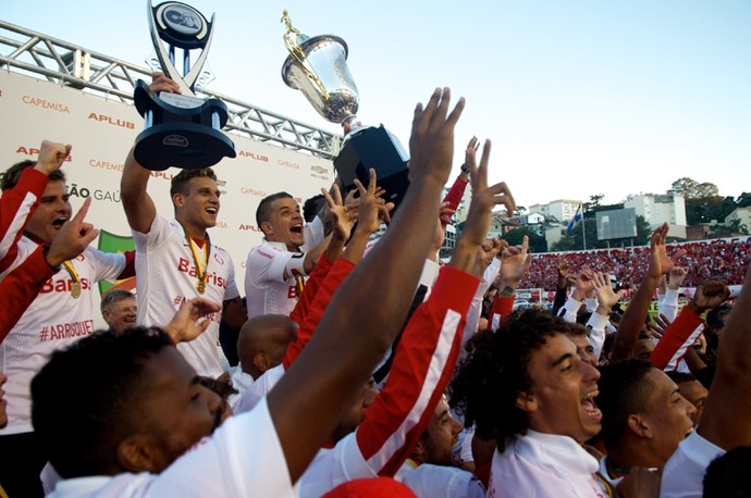 Taça Lupicínio Rodrigues sumiu na comemoração do título gaúcho do Inter no Centenário (Foto: Alexandre Lops/Internacional)