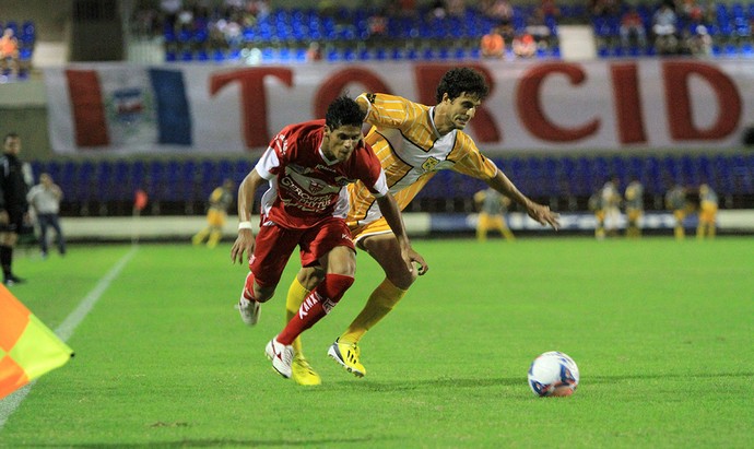 Alex Murici tenta fazer jogada  (Foto: Ailton Cruz/Gazeta de Alagoas)