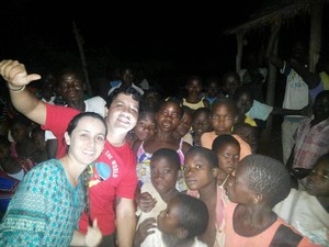 Erick Santos e Vanessa Miranda ajudam crianças africanas (Foto: Arquivo Pessoal)