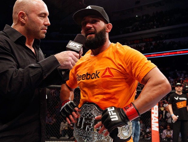 UFC 171 Johny Hendricks cinturão ao lado de Joe Rogan (Foto: Agência Getty Images) UFC 171 Johny Hendricks cinturão ao lado de Joe Rogan (Foto: Agência Getty Images)