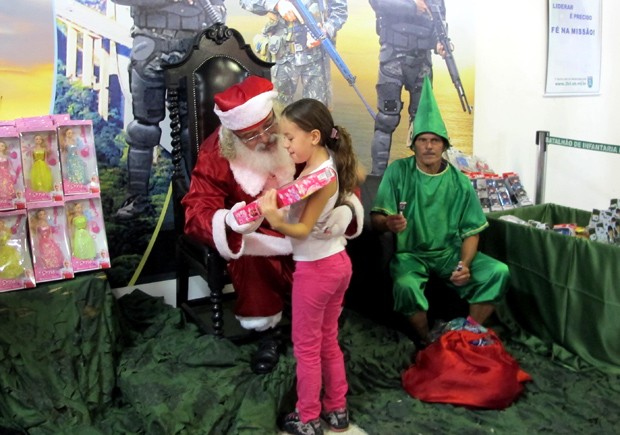 Papai Noel atendeu dezenas de crianças e entregou vários brinquedos (Foto: Jonatas Oliveira/G1)