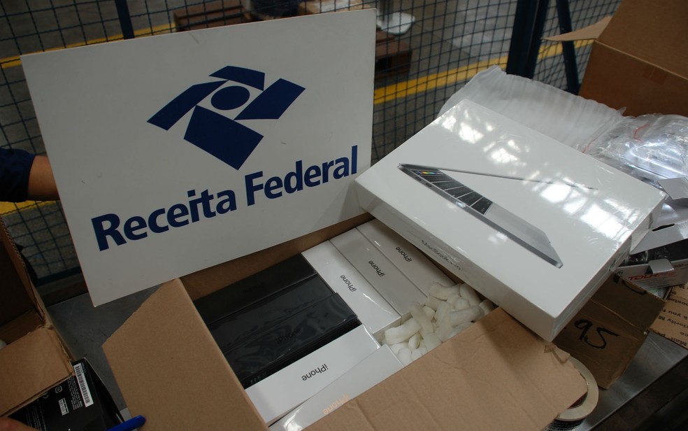 Celulares e computadores estavam entre os itens não declarados (Foto: Divulgação/Receita Federal)