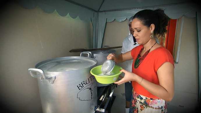 Renatinha conhece processo de produção da cerveja artesanal (Foto: TV Bahia)