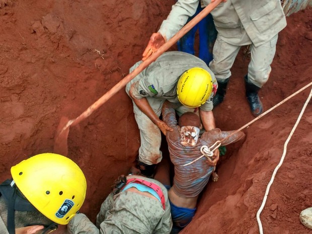 Operário fica em estado gravíssimo após ser soterrado em obra, em Goiás (Foto: Divulgação/Corpo de Bombeiros)