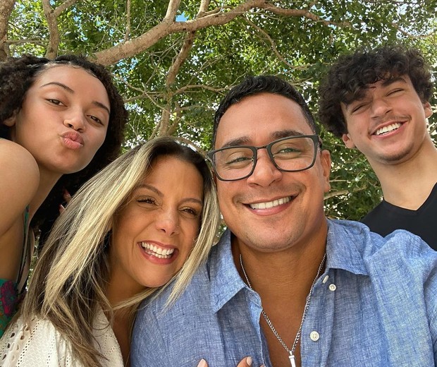 Carla Perez com Xanddy e os filhos, Camilly Victória e Victor Alexandre (Foto: Reprodução/Instagram)