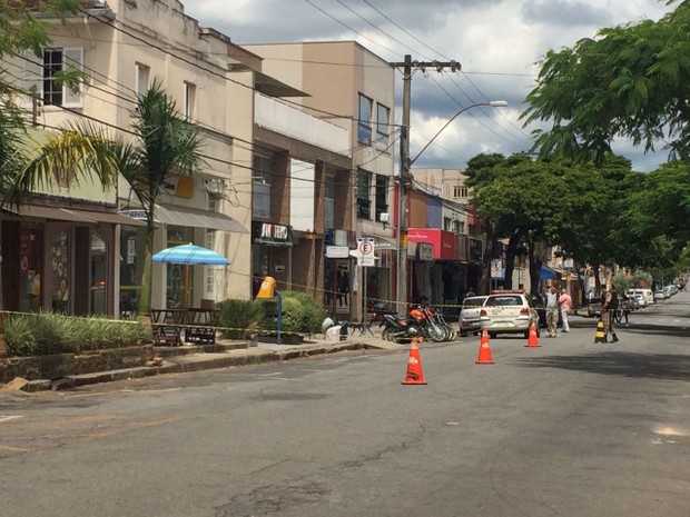 Caixa de papelão foi deixada sobre mesa de comércio em frente ao Fórum de Poços de Caldas (Foto: Lúcia Ribeiro / G1) Caixa de papelão foi deixada sobre mesa de comércio em frente ao Fórum de Poços de Caldas (Foto: Lúcia Ribeiro / G1)