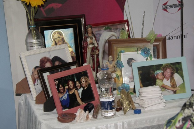 Detalhe do altar no camarim de Alcione (Foto: Isac Luz/EGO)