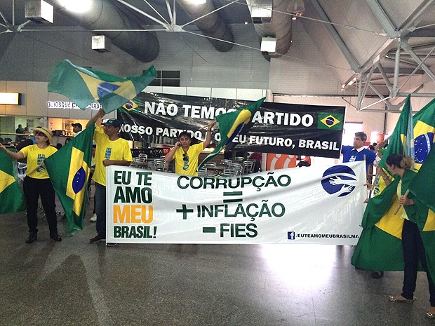 Manifestantes protestam na chegada de Dilma Rousseff ao Maranhão (Foto: Zeca Soares / G1)