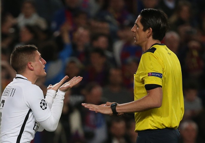 Deniz Aytekin foi criticado por sua atuação em Barcelona e PSG (Foto: Reuters)