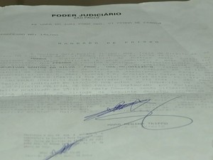 Homem guardou o documento de mandado de priso do assassino do pai expedido nos anos 2000 (Foto: Reproduo/TV TEM)