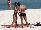 Ex-BBB Yuri e Angela Sousa trocam carinhos em praia do Rio