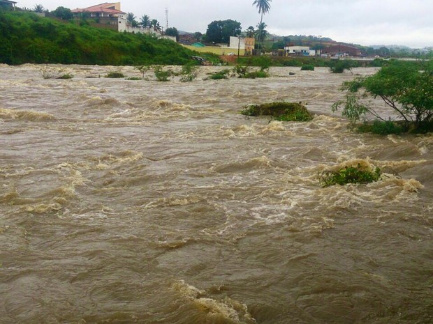 Nível do Rio Paraíba está no limite no município de Viçosa (Foto: Jefferson Martins/Arquivo pessoal)