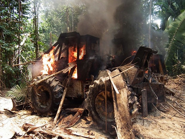 Trator foi queimados pelos agentes aps o proprietrio no ser encontrado  (Foto: Assessoria/Ibama-MT)