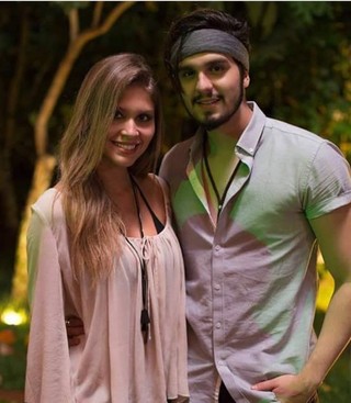 Gabriele Machado e Luan Santana nos bastidores de clipe (Foto: Divulgação)