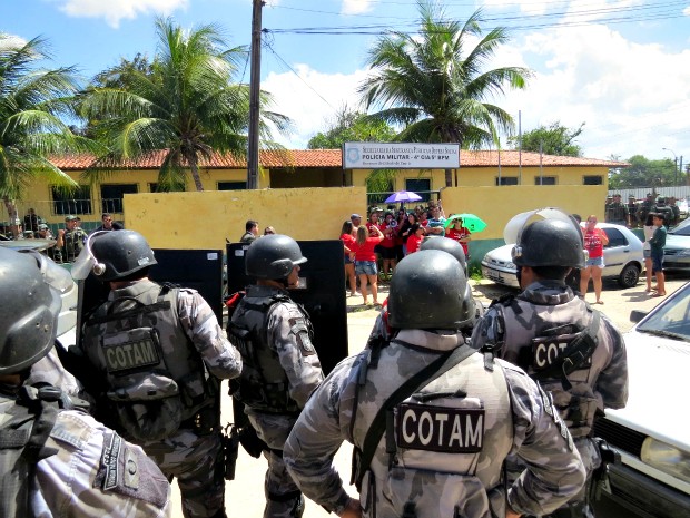Mulheres estão em frente à sede do Batalhão de Eventos da Polícia Militar do Ceará (Foto: Arquivo Pessoal/Cap.Wagner) Mulheres estão em frente à sede do Batalhão de Eventos da Polícia Militar do Ceará (Foto: Arquivo Pessoal/Cap.Wagner)