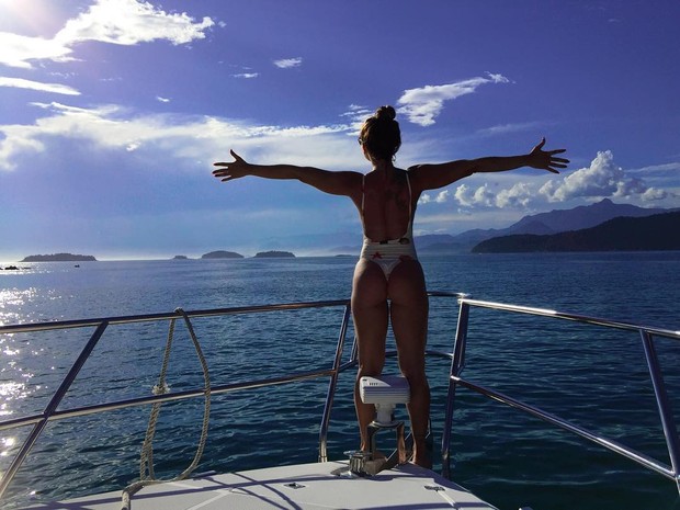 A ex-panicat Thaís Bianca curtindo um passeio de iate (Foto: Instagram / Reprodução)