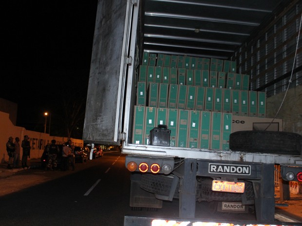 1800 televisores roubados foram encontrados dentro de caminhão no Piauí (Foto: Catarina Costa/G1)
